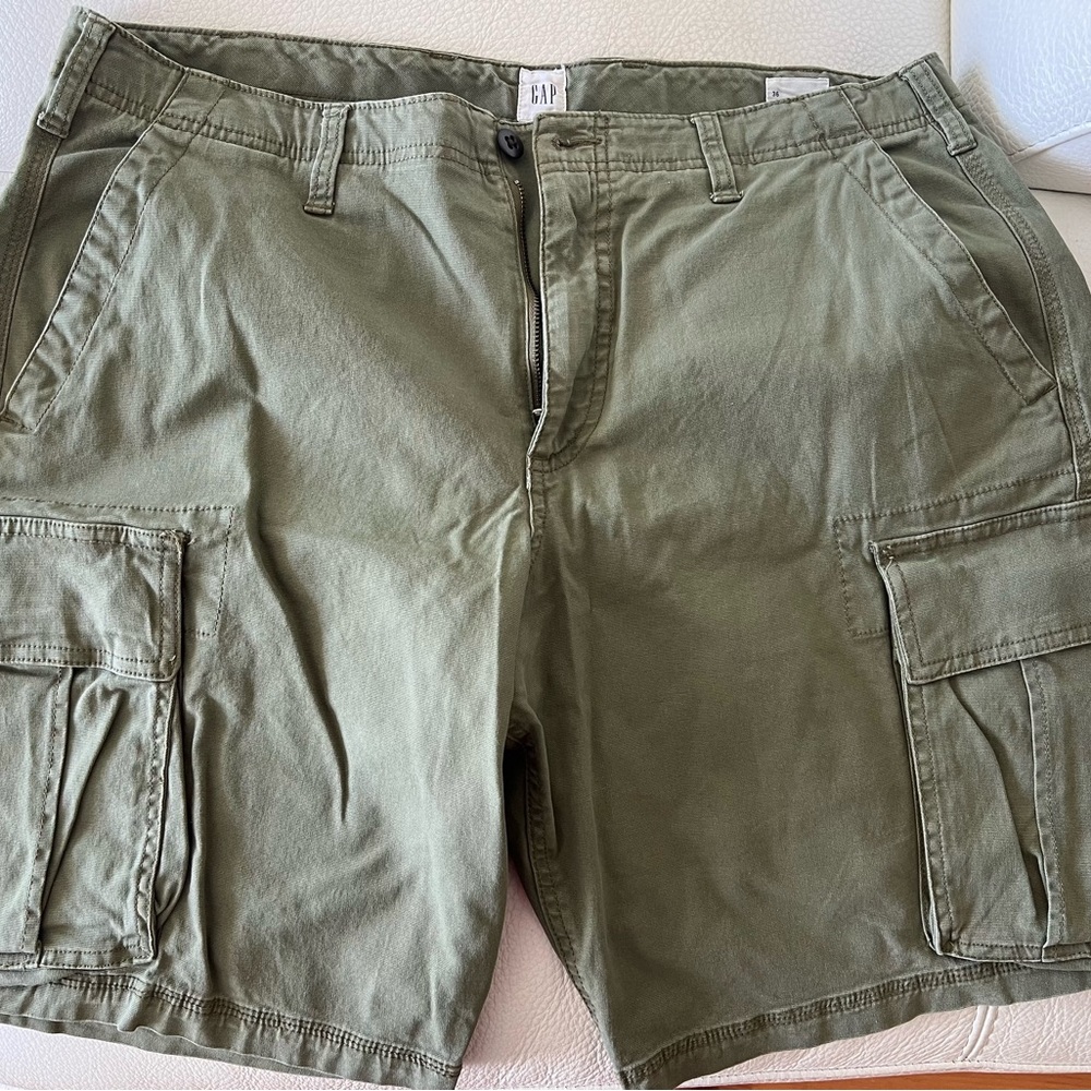 GAP Cargo Shorts - New - 36